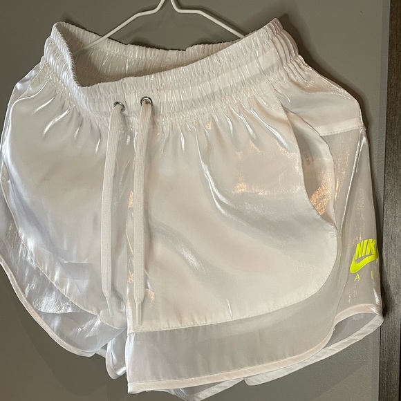 White iridescent Nike short - Picture 2 of 2